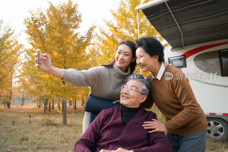 快乐的一家三口自驾旅行