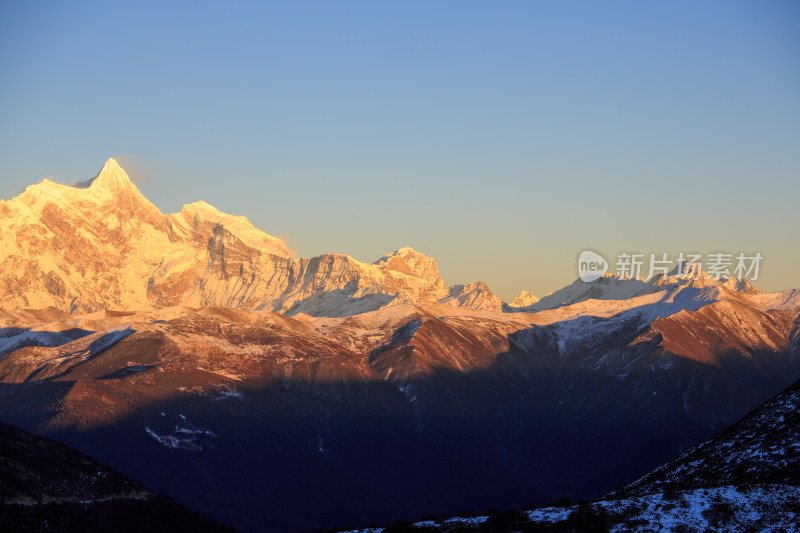 西藏林芝雪景南迦巴瓦峰日照金山雪山夕阳