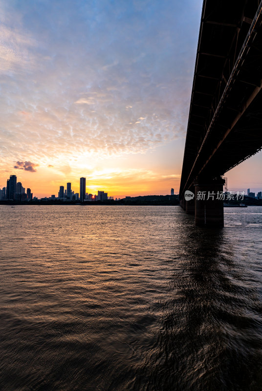 黄昏夕阳晚霞中的武汉长江大桥黄鹤楼景观