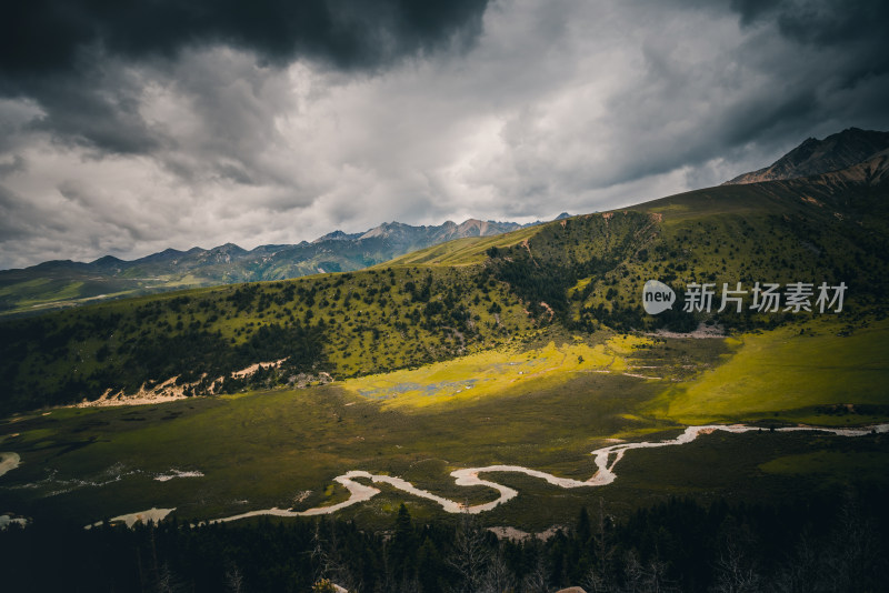 山谷河流自然风景