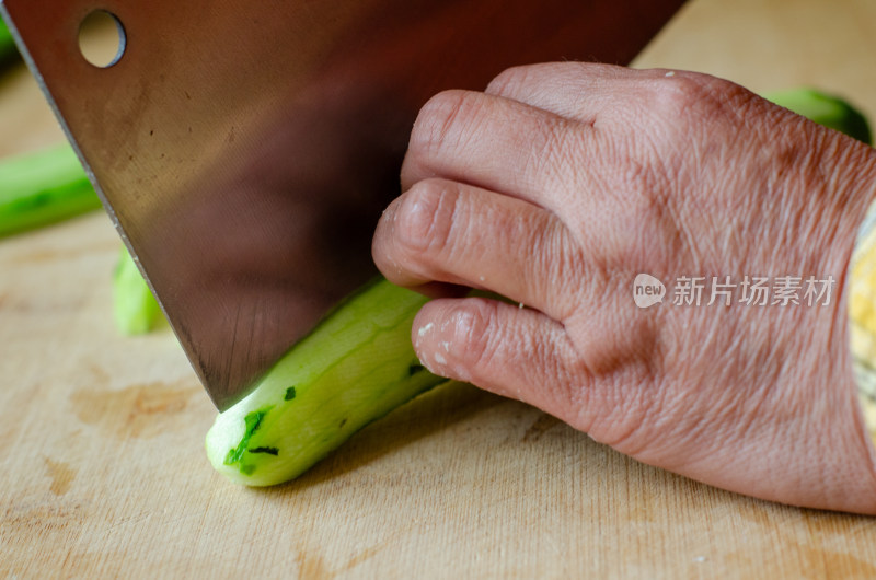 手用菜刀切黄瓜特写