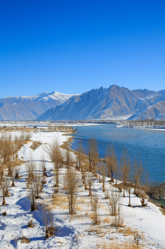 中国西藏冬季拉萨河雪景及拉萨河大桥