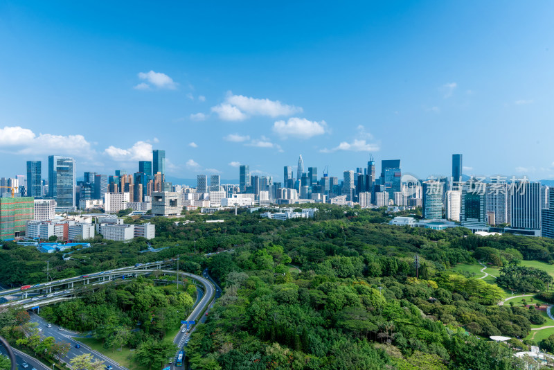 城市高楼与绿地景观俯瞰