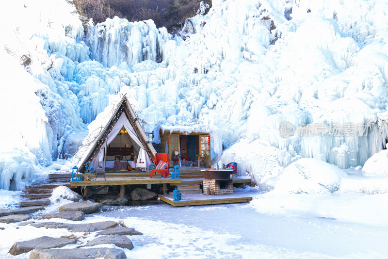 济南九如山冰瀑山间木屋冰雪景观