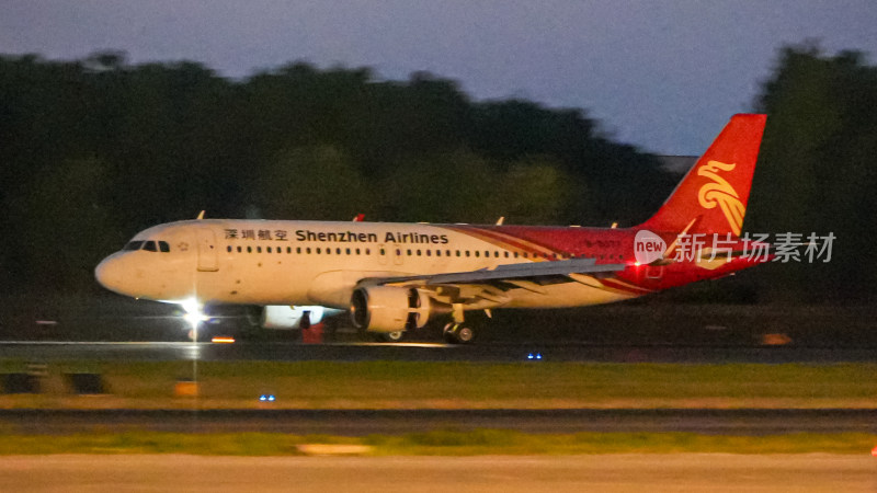 深圳航空飞机夜间跑道场景