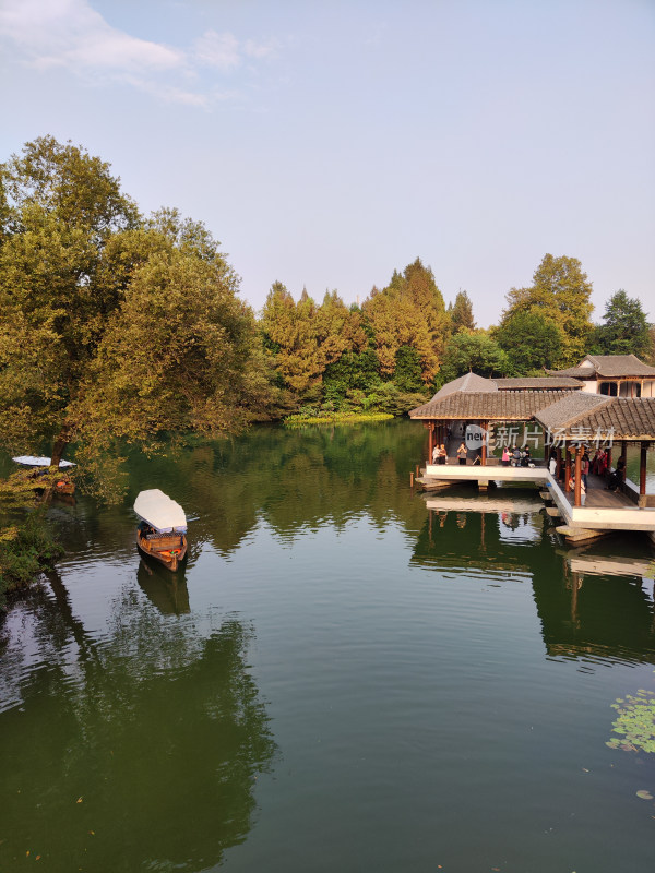 浴鹄湾湖畔中式建筑与山林景观