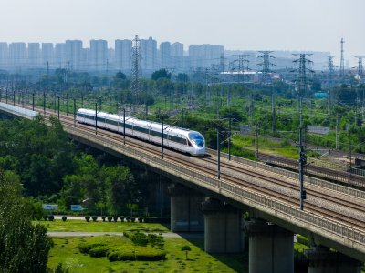 和谐号高铁在城市中高速行驶