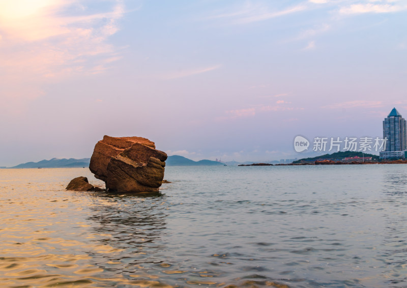 山东青岛太平角公园，夕阳中海上的巨石