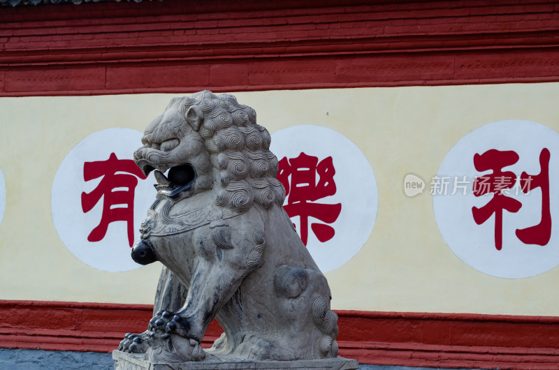 中国河南省洛阳市白马寺山门的石狮子