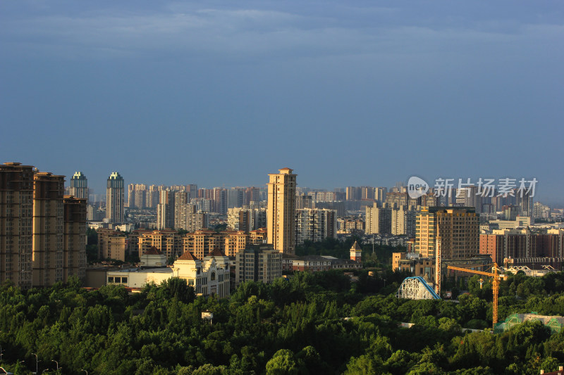 晨光中的成都市温江区建筑风光