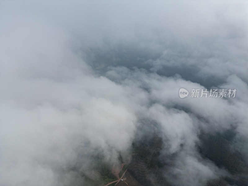 云雾缭绕山间的航拍风光