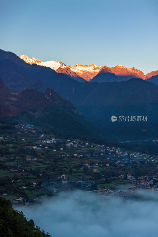 云南怒江傈僳族丙中洛人神共居秋色高空航拍