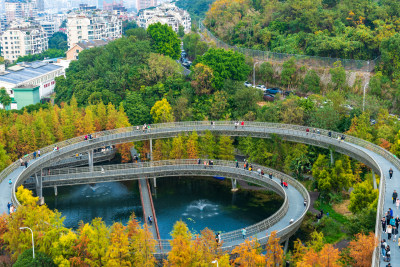 福州福道行人漫步山林间环形步道