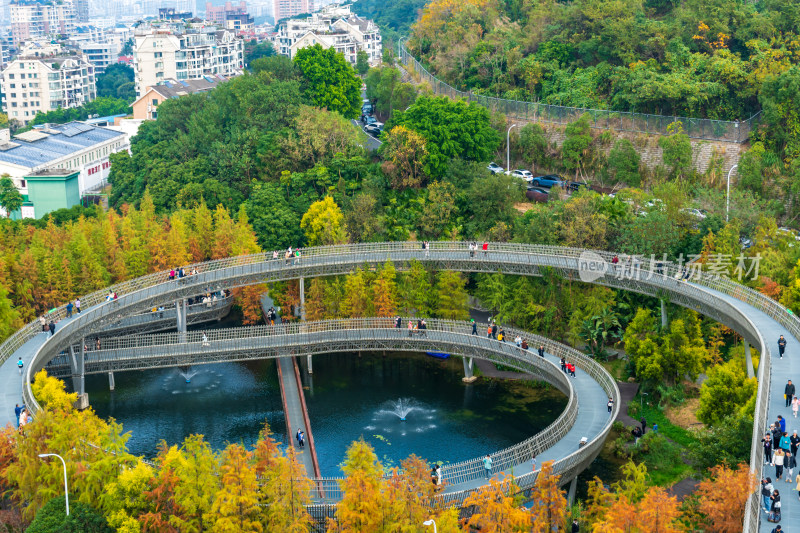 福州福道行人漫步山林间环形步道