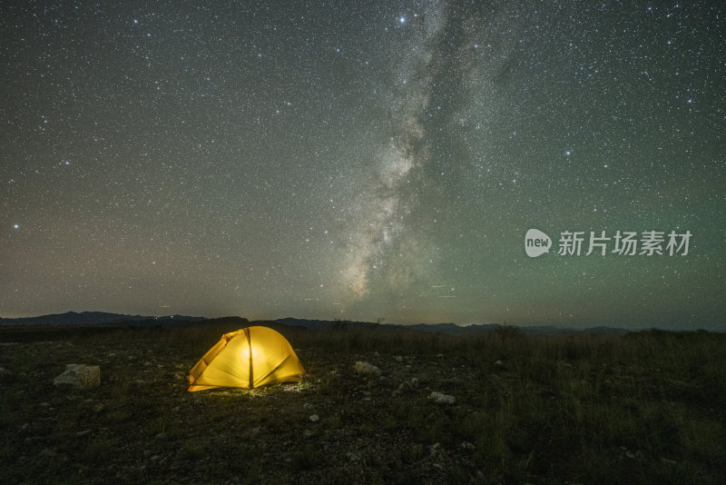 野外露营帐篷搭配璀璨星空夜景