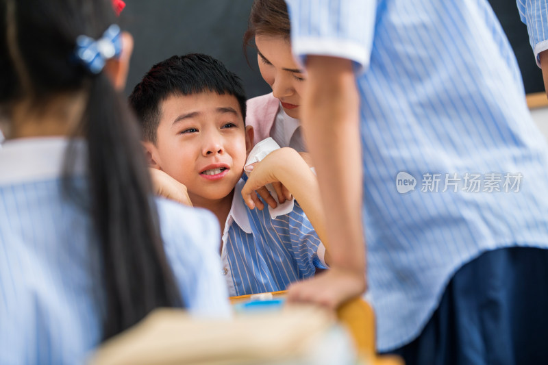 女教师和小学生在教室