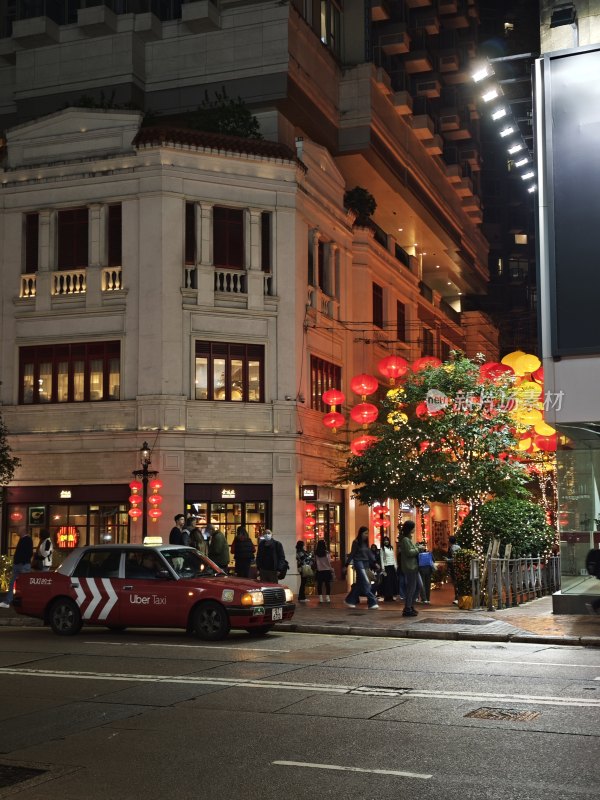 香港街头夜景挂红灯笼洋溢节日氛围