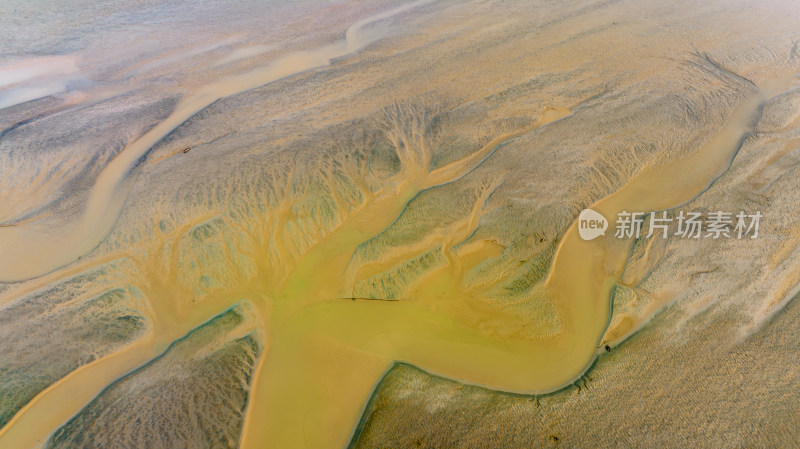 黄河沙滩河水干旱呈现唯美自然图案