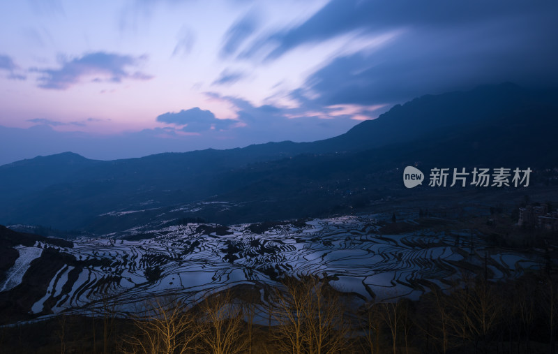 夜幕下的元阳多依树梯田