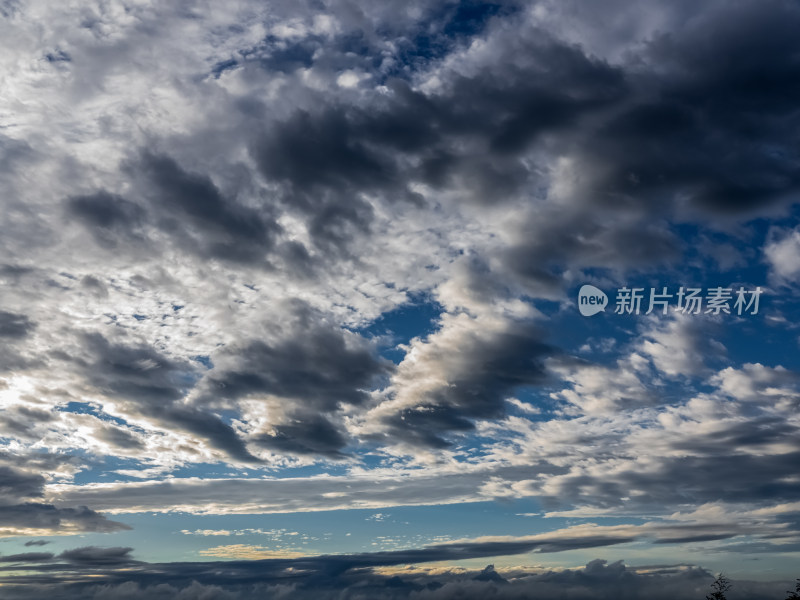 辽阔天空白云飘动