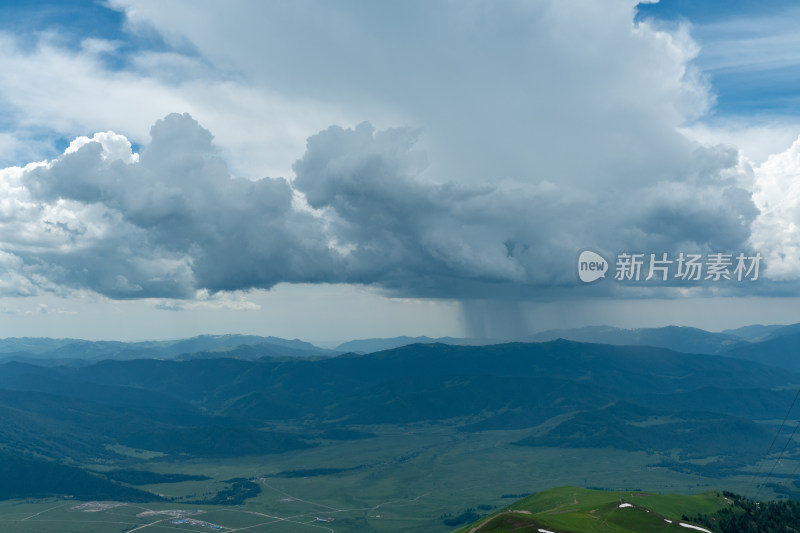 新疆阿勒泰云霄峰景色