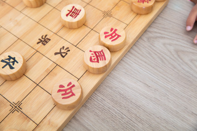 局部特写中国象棋棋盘上的棋子