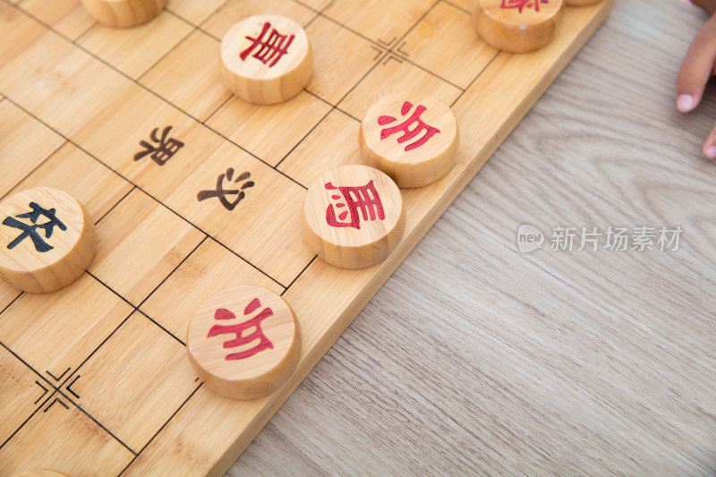 局部特写中国象棋棋盘上的棋子