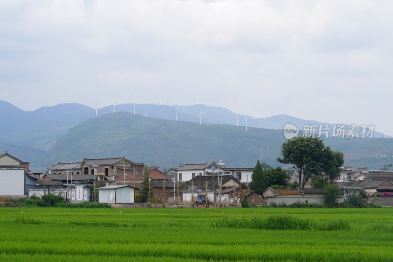 田野乡村与远山风景