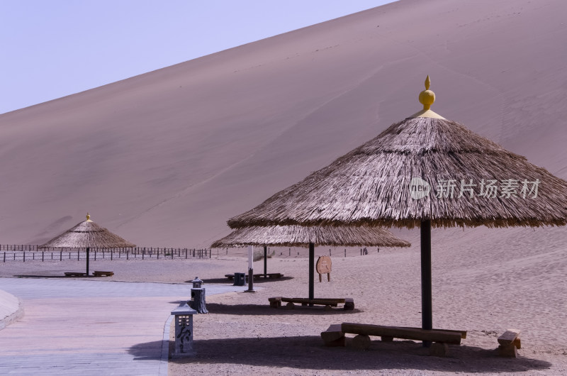 甘肃敦煌鸣沙山月牙泉旅游景区遮阳草伞