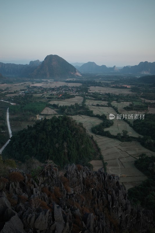 老挝万荣山地田野俯瞰风景