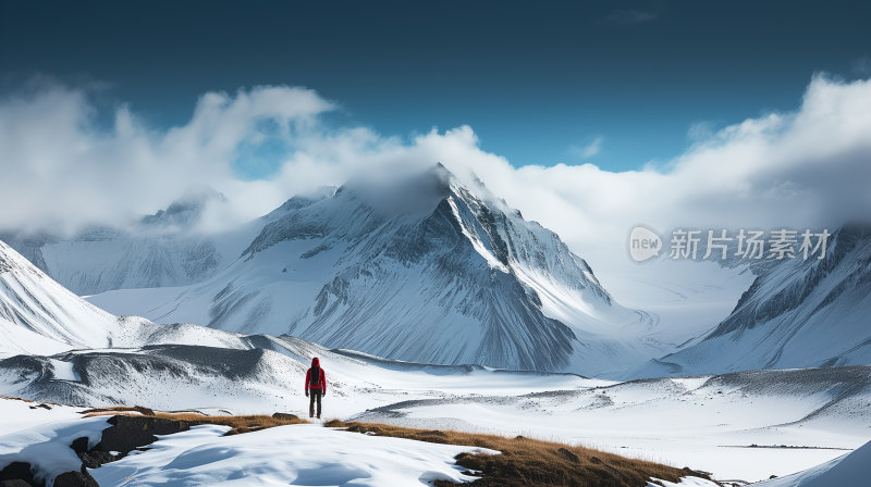 一位旅行者在雪域高原与山川相拥间徒步行走
