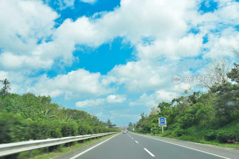 城市高架桥上车流与高楼的景象