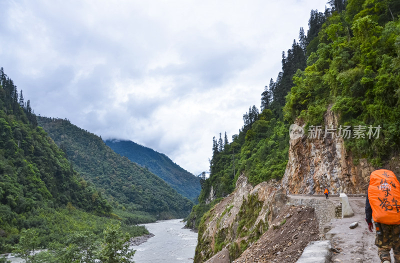 西藏318国道川藏公路通麦天险山谷自然景观