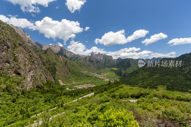 扎尕那蓝天白云山峰