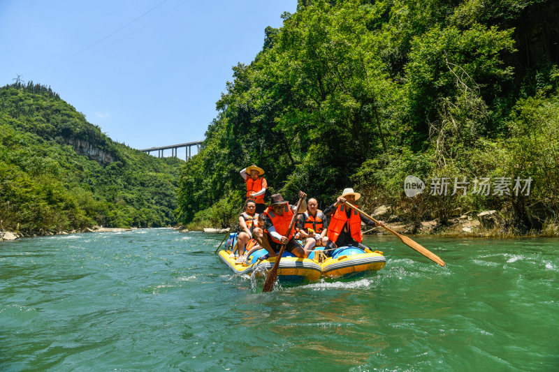 峡谷漂流探险