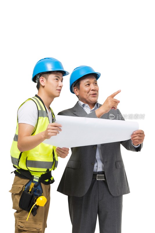 中年男建筑工程师和施工人员看图纸
