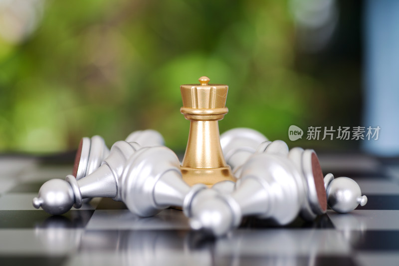 一堆银色的兵棋子围困