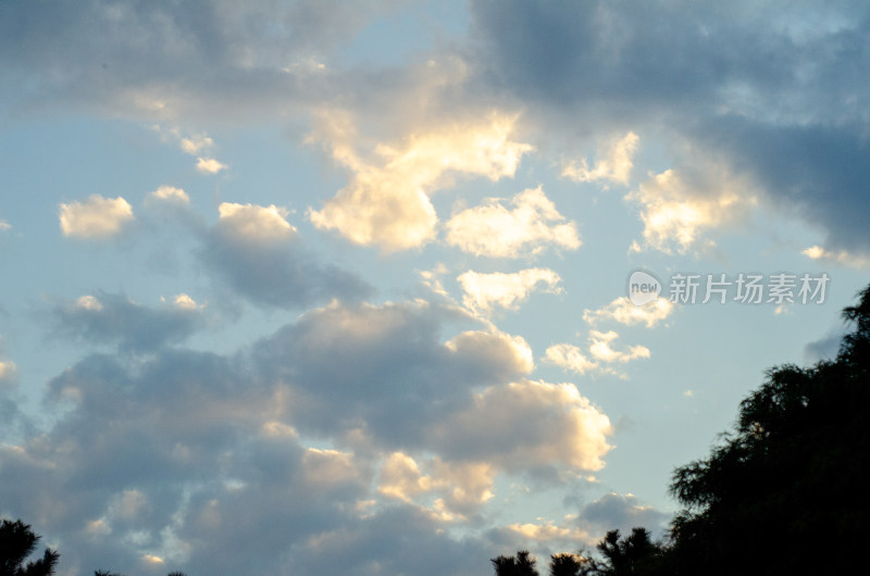 仰拍天空中的云霞天空