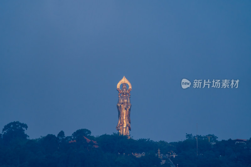 广州海鸥岛月光下的观音像古塔与圆月奇景