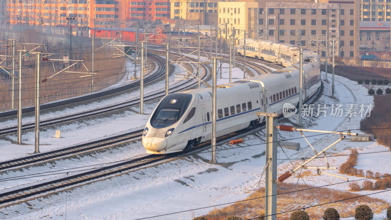 哈尔滨冬日积雪中进站的高铁动车