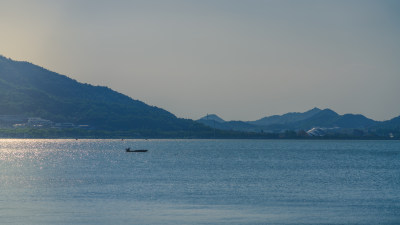 日落时分的东钱湖景区 远处是山 近处是湖