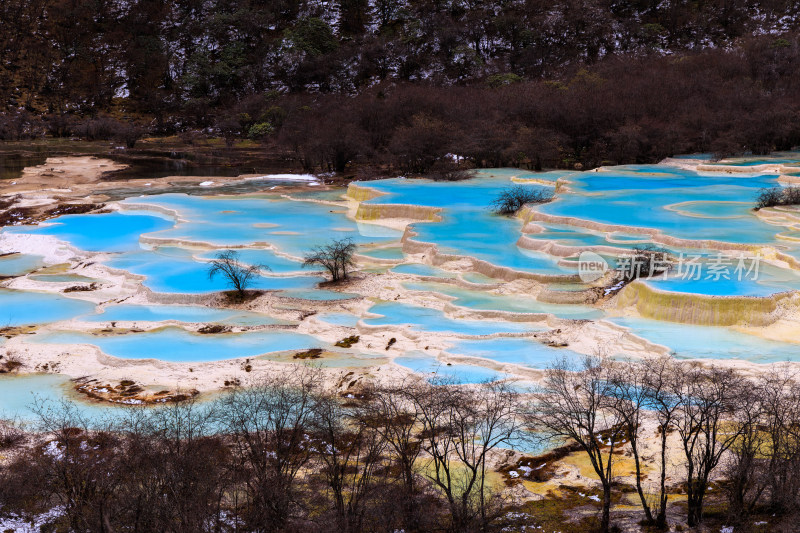 四川九寨沟黄龙景区钙华彩池景观