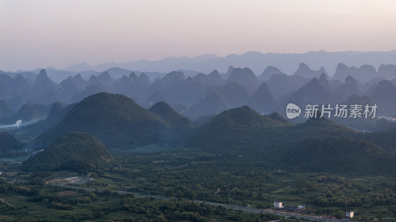 桂林阳朔喀斯特地貌水墨画山水画