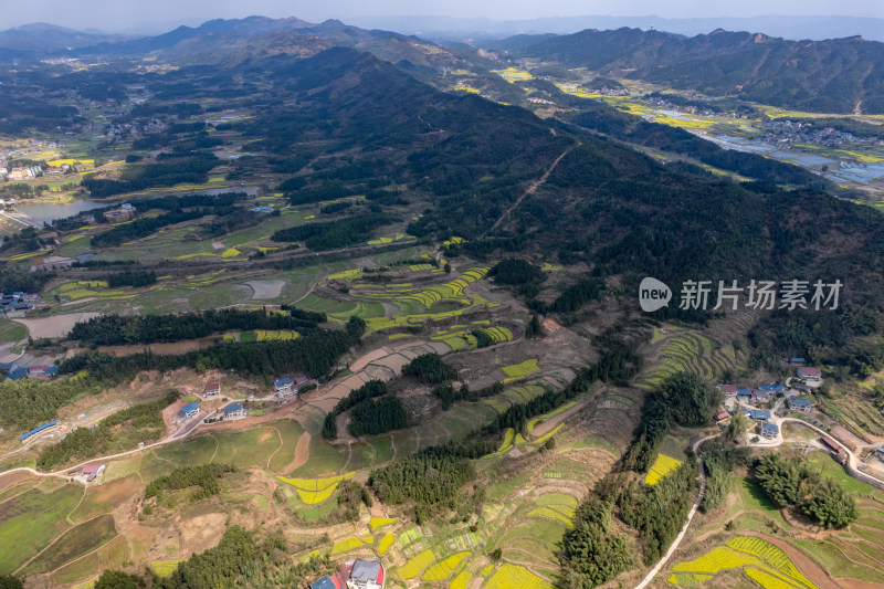 连绵起伏山川丘陵地貌航拍图