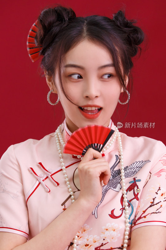 漂亮的国风美少女拿着小扇子