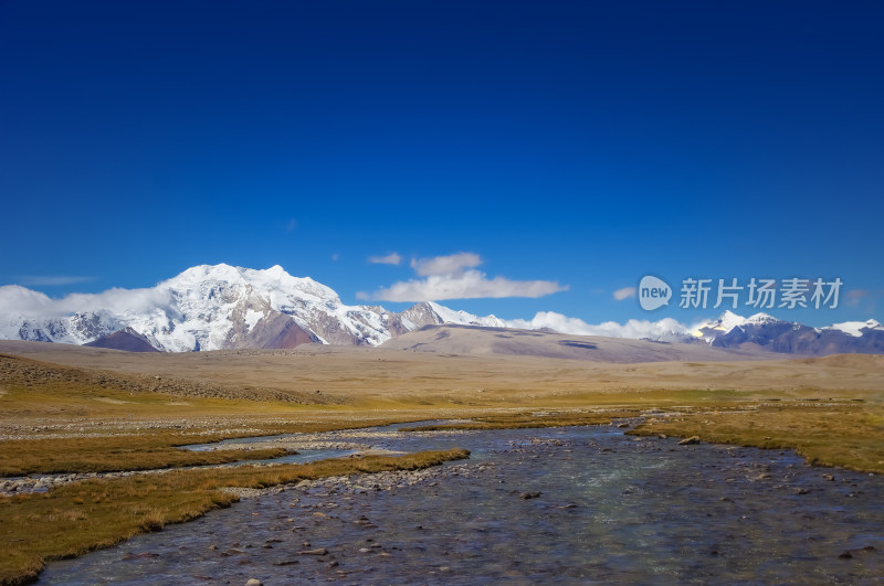 雪山下山水自然风景