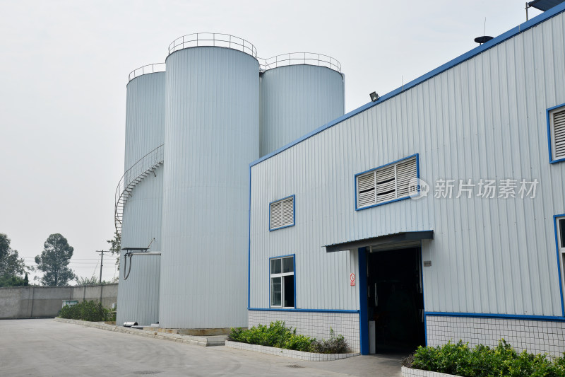 工业厂房与储油罐外观