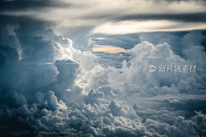 飞机舷窗外的云图