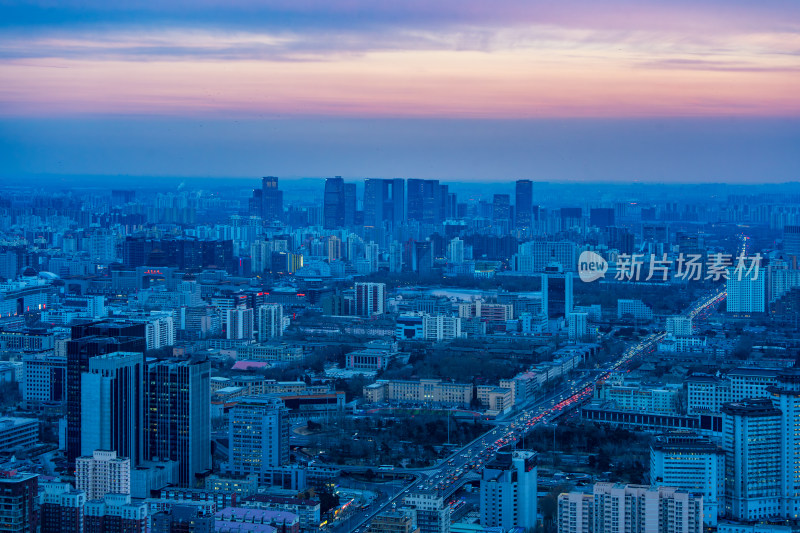 俯瞰北京丽泽商务区和西三环车流傍晚夜景
