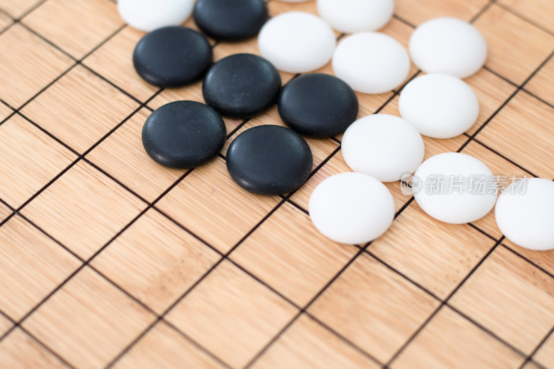 棋盘上摆好的围棋棋子